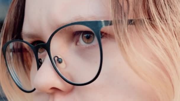 Primer Plano Una Mujer Con Gafas — Vídeos de Stock