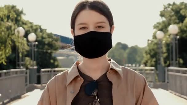 街上戴面具的女孩 — 图库视频影像