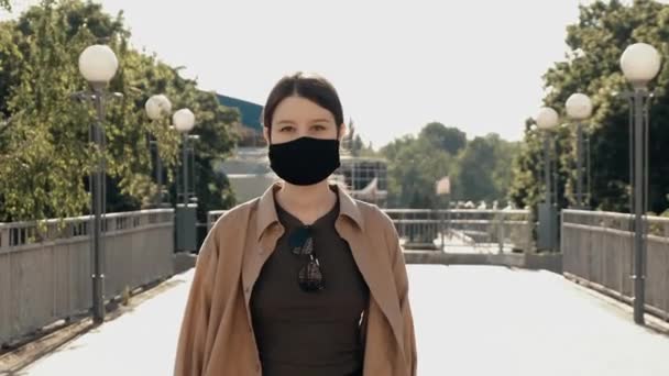 Flicka Mask Gatan — Stockvideo