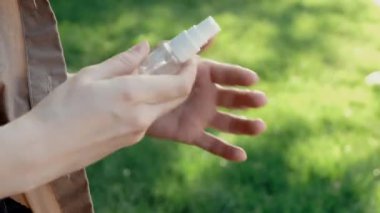 El dezenfektanı sıçratır. Görüntüleri kapat.