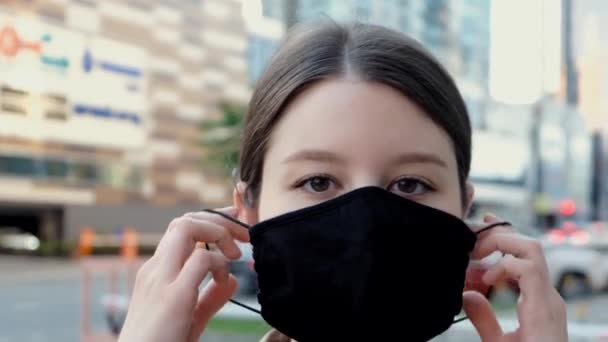 Dziewczyna Ubiera Się Zdejmuje Maskę Ulicy — Wideo stockowe