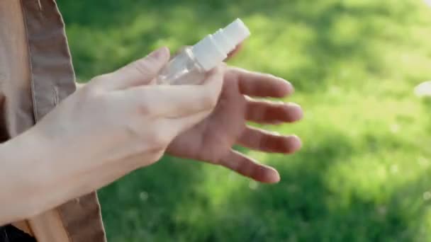 main éclaboussures désinfecteur fermer les images 