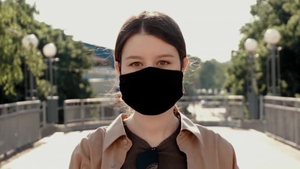 Chica Quita Máscara Calle — Vídeos de Stock