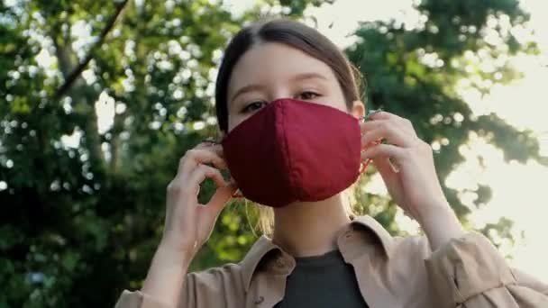 Kız Giyiniyor Sokakta Maskesini Çıkarıyor — Stok video