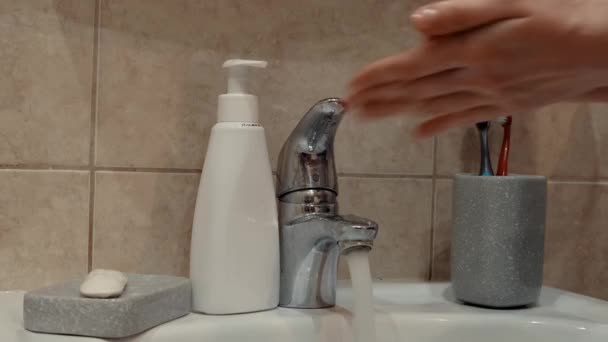 Handen Wassen Met Water Zeep — Stockvideo