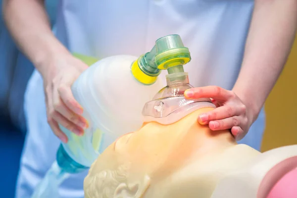 医学生は 緊急時に患者を救助する方法を学んでいます Cpr トレーニング Cpr 人形とアンビュー バッグ — ストック写真