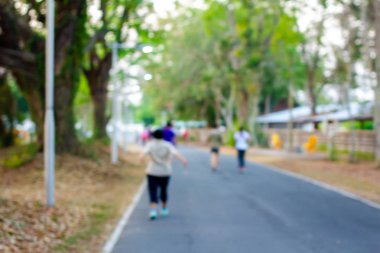 Koşu koşan bulanık insanlarda