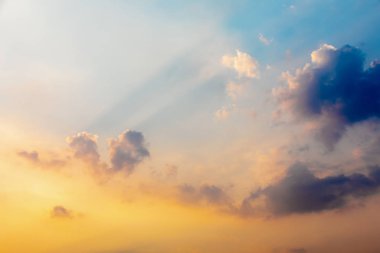 Tropikal ülkelerde yaz mevsiminde altın sarısı gökyüzü