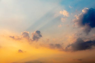 Tropikal ülkelerde yaz mevsiminde altın sarısı gökyüzü