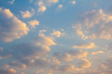 Sabahları beyaz bulutlar