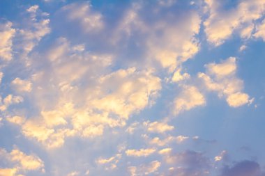 Sabahları beyaz bulutlar