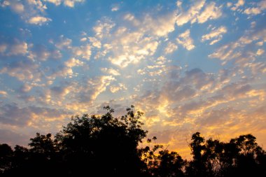 Sabahları beyaz bulutlar