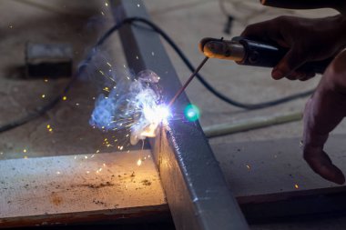 Demir kaynakçılar evler inşa etmek