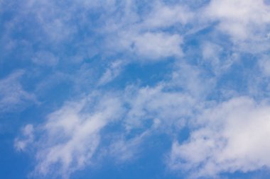 Mavi gökyüzünün beyaz bulutları var..