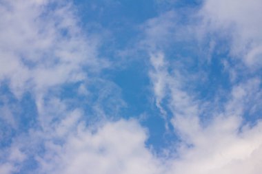 Mavi gökyüzünün beyaz bulutları var..