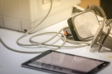 Kalp durması olan bir hastada kullanılacak bir defibrilatör hazırlanması