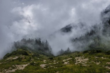 Yeşil Beyaz dağlar bulutlar