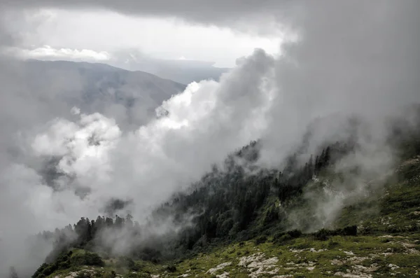 雲の中の緑のコーカサス山脈 — ストック写真