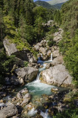 Kafkasya dağlarında şelale