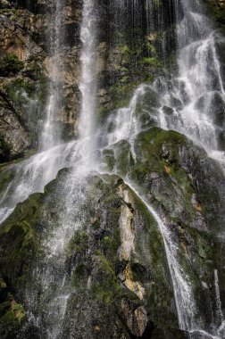 Kafkasya dağlarında şelale