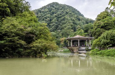 Bina bir dağ Gölü kıyısında