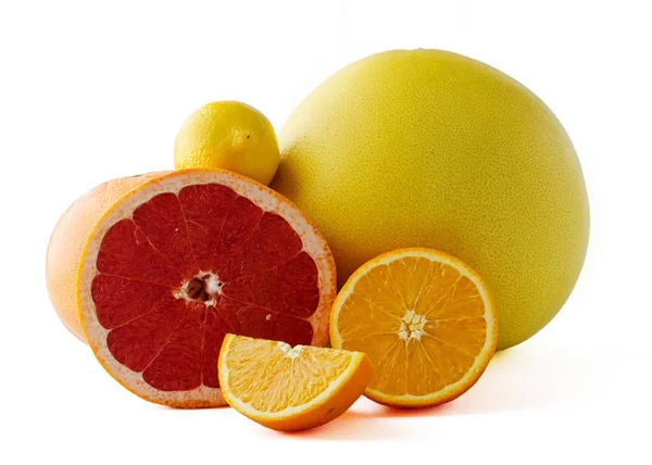 Mitad Madura Pomelo Naranja Pomelo Entero Limón Sobre Fondo Blanco — Foto de Stock