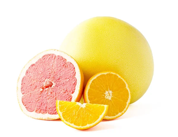 グレープ フルーツとオレンジ 白い背景の上の全体のザボンの熟した半分 — ストック写真