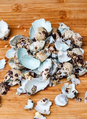 Bıldırcın yumurta kabuğu üzerinde ahşap kesme tahtası