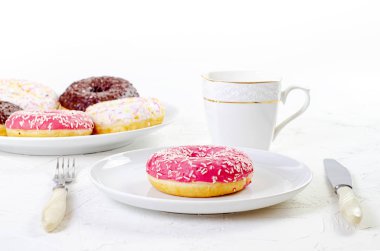 kopya alanı ile beyaz bir arka plan üzerinde çok renkli donut