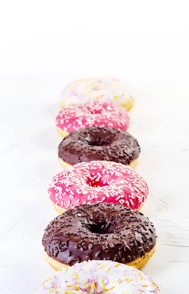 Fila Rosquillas Multicolores Sobre Fondo Blanco — Foto de Stock