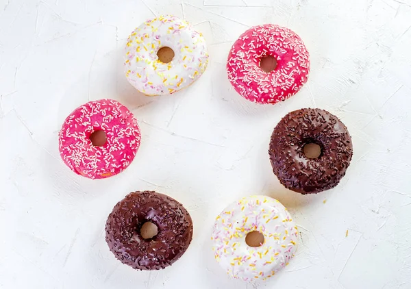 Mehrfarbige Donuts Auf Weißem Hintergrund Mit Kopierraum — Stockfoto