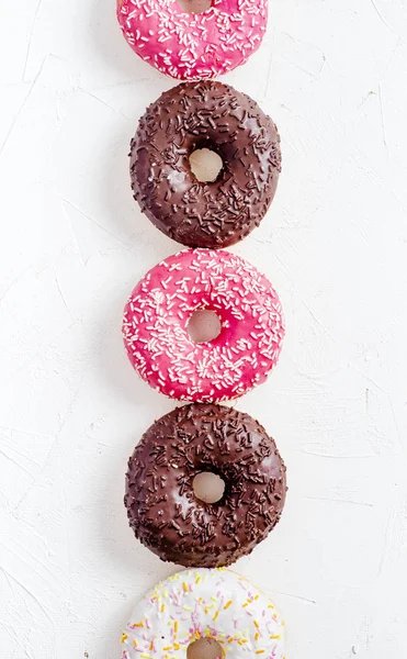 Reihe Von Bunten Donuts Auf Weißem Hintergrund — Stockfoto