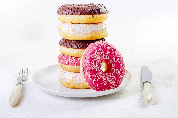 Mehrfarbige Donuts Auf Weißem Hintergrund Mit Kopierraum — Stockfoto