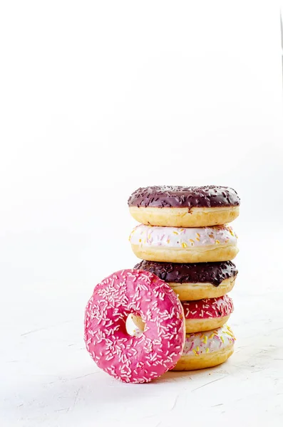 Mehrfarbige Donuts Auf Weißem Hintergrund Mit Kopierraum — Stockfoto