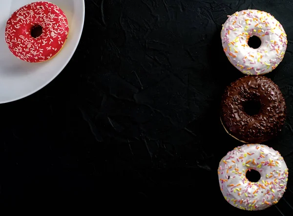 Mehrfarbige Donuts Auf Dunklem Hintergrund Mit Kopierraum — Stockfoto