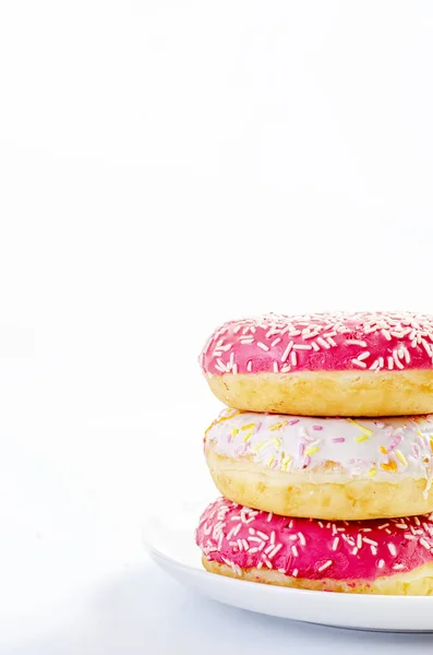 Mehrfarbige Donuts Auf Weißem Hintergrund Mit Kopierraum — Stockfoto