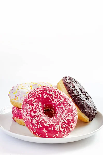 Mehrfarbige Donuts Auf Weißem Hintergrund Mit Kopierraum — Stockfoto