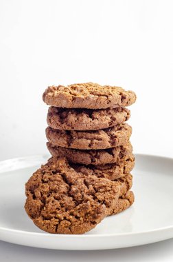 Çikolatalı kurabiye plaka beyaz arka plan üzerinde