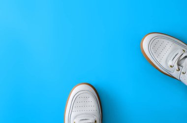 Pastel mavi arka plan ile beyaz spor ayakkabı