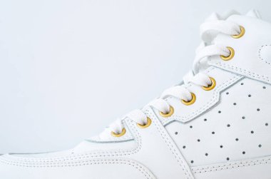 Beyaz arka plan ile beyaz spor ayakkabı