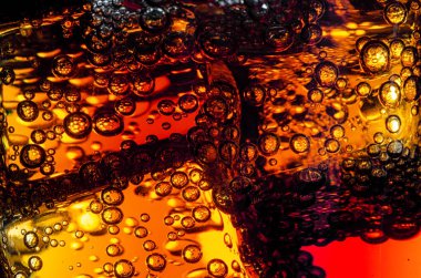 kola bir bardak buz küpleri