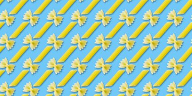 Dikişsiz desen farfalle makarna pastel mavi arka plan