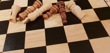 Ahşap masa oyunu satranç oynamayı. Doğaçlama ve farklı açılardan satranç setleri, adet ve satranç tahtası. Beyaz ve siyah rakamlar ve satranç oyun kurulu.