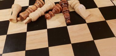 Ahşap masa oyunu satranç oynamayı. Doğaçlama ve farklı açılardan satranç setleri, adet ve satranç tahtası. Beyaz ve siyah rakamlar ve satranç oyun kurulu.