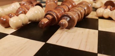 Ahşap masa oyunu satranç oynamayı. Doğaçlama ve farklı açılardan satranç setleri, adet ve satranç tahtası. Beyaz ve siyah rakamlar ve satranç oyun kurulu.