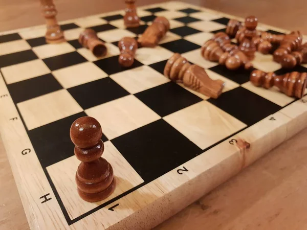 如何玩棋盘游戏棋 即兴创作和不同的角度棋集 棋子和棋盘 黑白图和棋盘游戏 — 图库照片