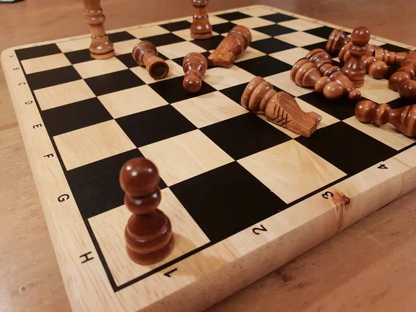 Wie Man Holzbrettspiel Schach Spielt Improvisation Und Verschiedene Blickwinkel Von — Stockfoto