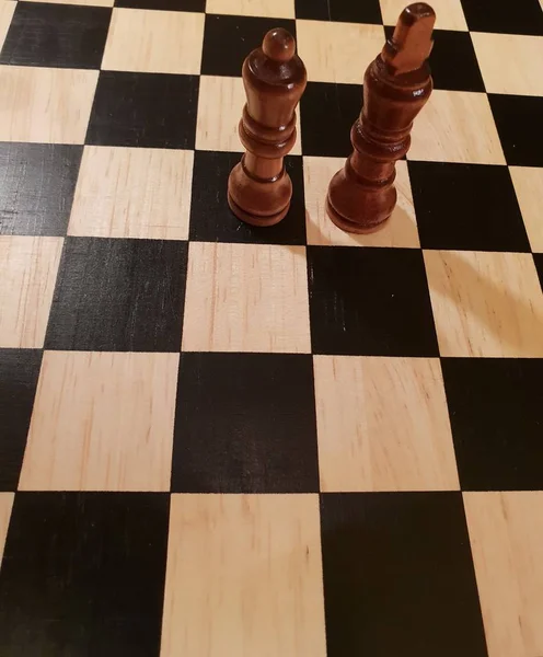 Ahşap Masa Oyunu Satranç Oynamayı Doğaçlama Farklı Açılardan Satranç Setleri — Stok fotoğraf