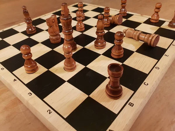 Wie Man Holzbrettspiel Schach Spielt Improvisation Und Verschiedene Blickwinkel Von — Stockfoto