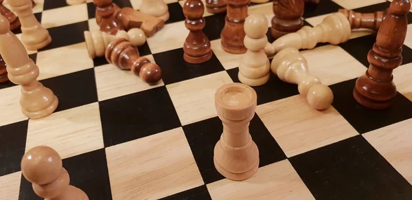 Hoe te de houten bordspel Schaken. Improvisatie en verschillende hoeken voor chess sets, stukken en schaakbord. Witte en zwarte cijfers en bestuur van schaakspel. — Stockfoto
